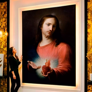Quadro Sagrado Coração de Jesus visto de frente, exibindo sua moldura e sua arte.