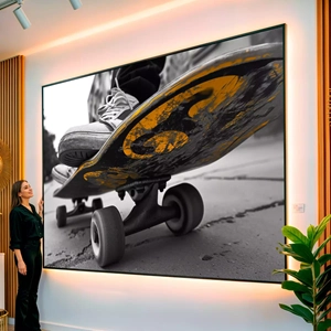 Quadro Skate visto de frente, exibindo sua moldura e sua arte.