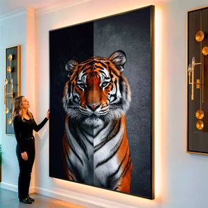 Quadro Tigre em Dualidade de Cores visto de frente, exibindo sua moldura e sua arte.