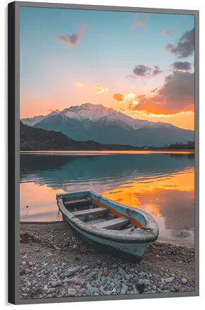 Quadro de uma paisagem de um barco ancorado à beira de um lago com o pôr do sol