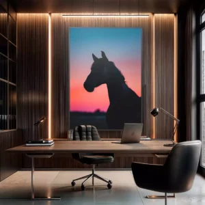 Ambiente decorado com um quadro pendurado na parede que retrata Cavalo Majestoso No Crepúsculo dos Sonhos