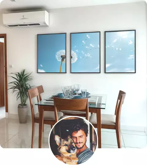 Sala de jantar com mesa de madeira, decorada com três quadros minimalistas de dente-de-leão em fundo azul, criando um ambiente leve e clean.