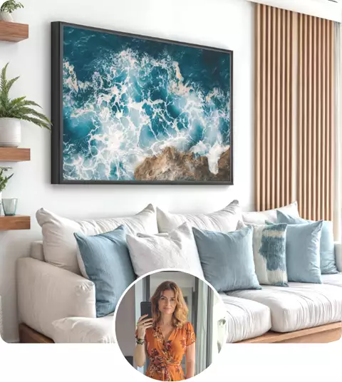 Sala de estar moderna com sofá branco e quadro de ondas do mar, transmitindo uma sensação de frescor e tranquilidade ao ambiente.