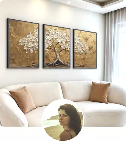 Sala de estar moderna com sofá claro e três quadros de uma árvore em tons de dourado, criando um ambiente aconchegante e elegante.