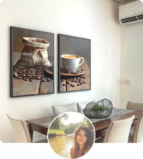 Sala de jantar com mesa de madeira e cadeiras claras, decorada com dois quadros na parede. Um dos quadros exibe uma xícara de café e o outro um saco de grãos de café.